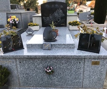 Les ornements d'un monument funéraire Les ornements d'un monument funéraire